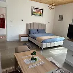 Qyteza Guest House & Camping